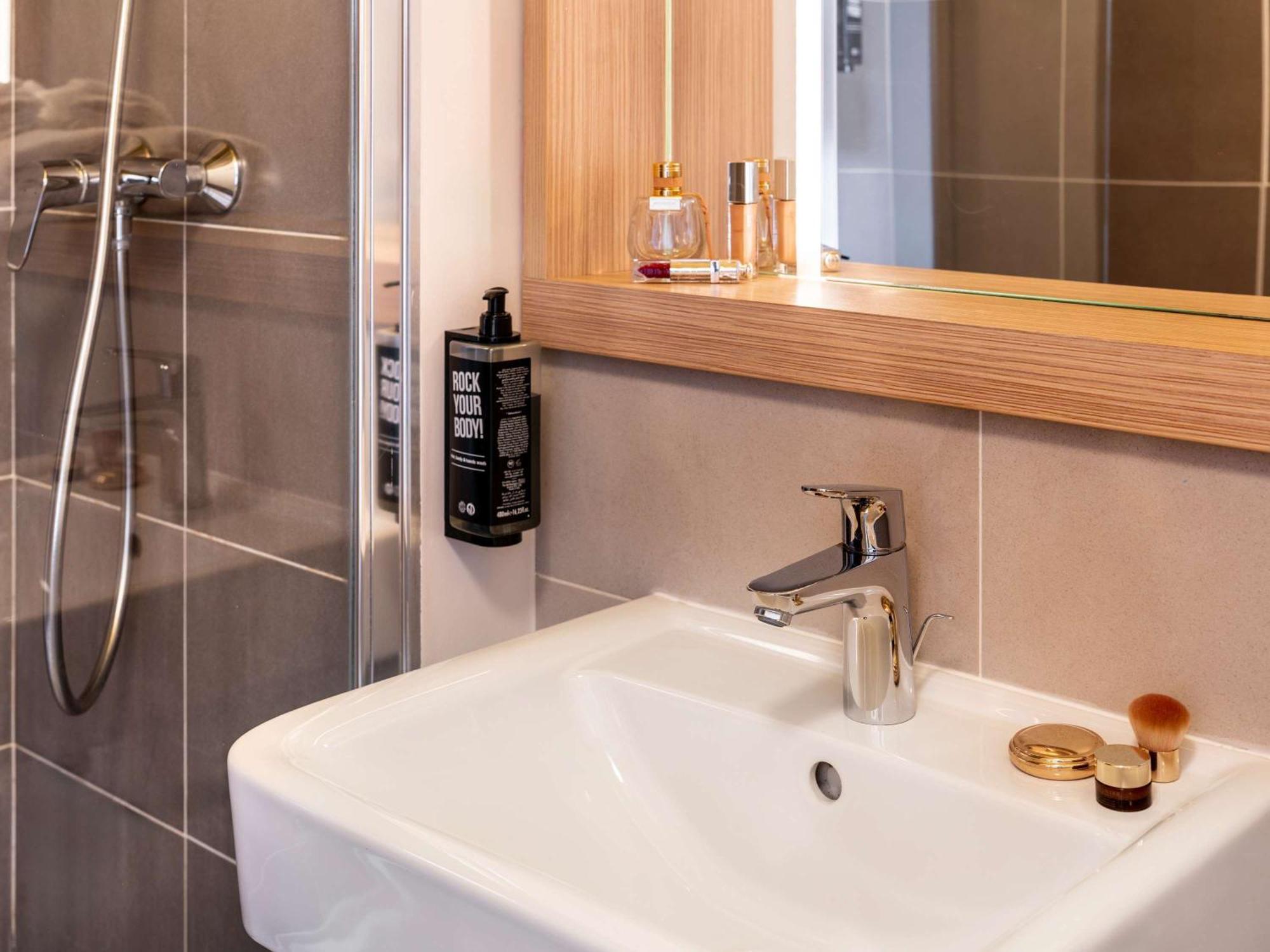 Отель Ibis Styles Prevessin Geneve Aeroport Экстерьер фото